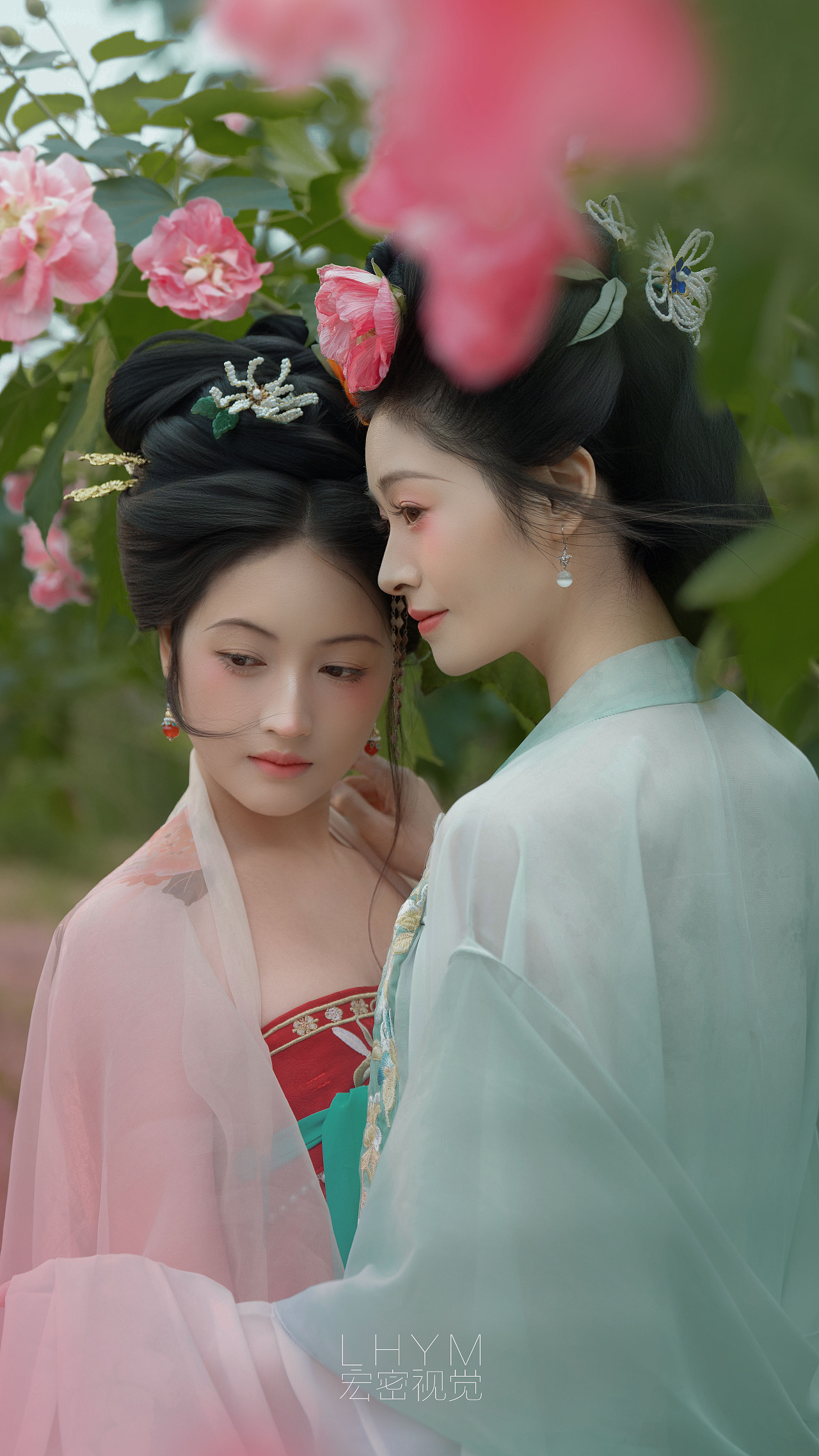 木芙蓉+烟雾,没有浮夸装饰,只剩东方美人的清雅