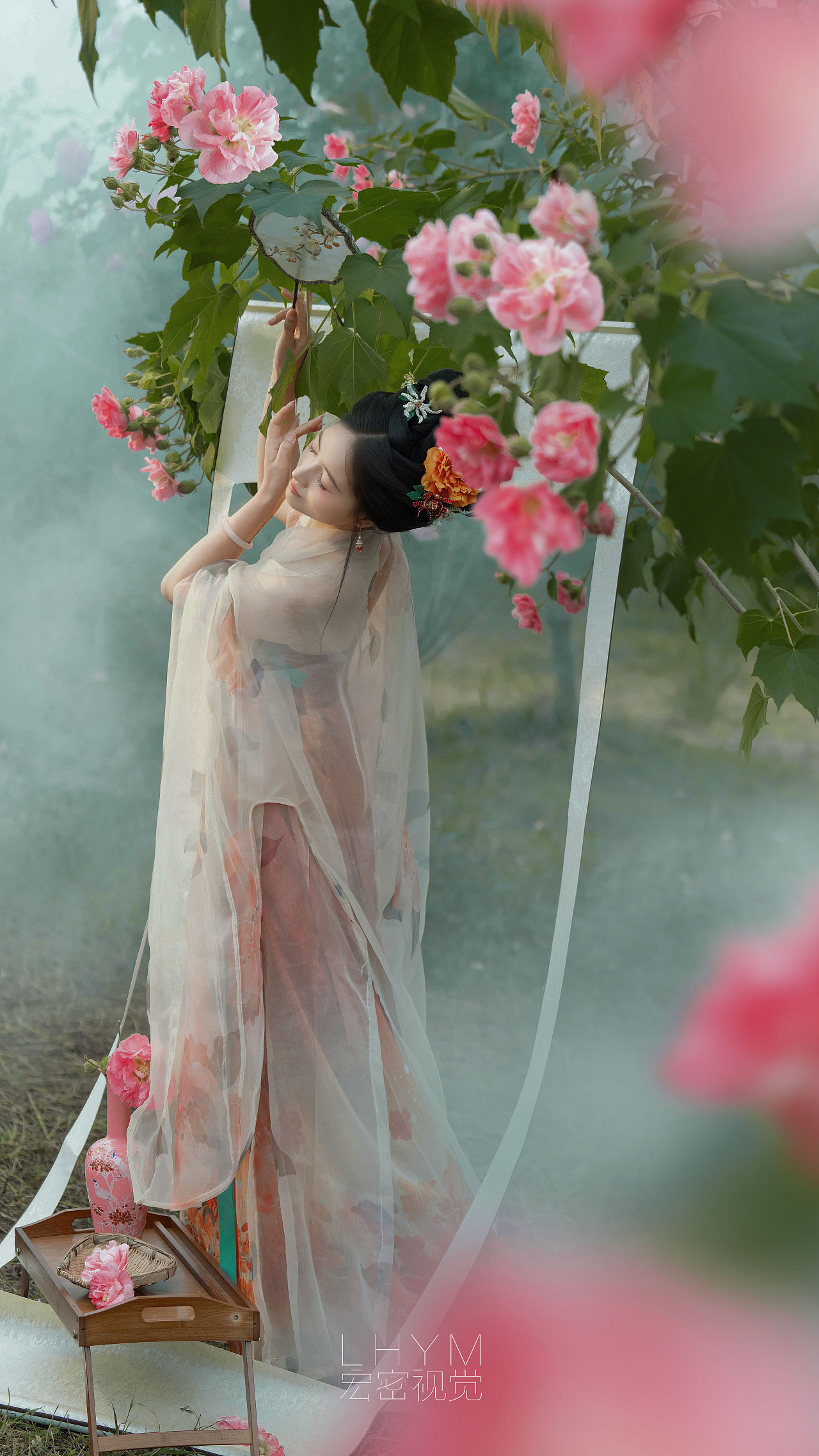 木芙蓉+烟雾,没有浮夸装饰,只剩东方美人的清雅