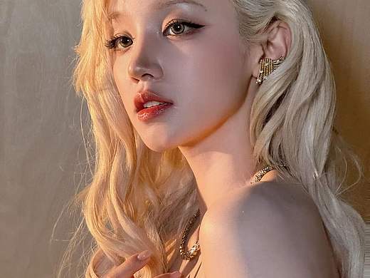 金发卷卷+甜妹闪瞳，Q版雨琦萌度超标～