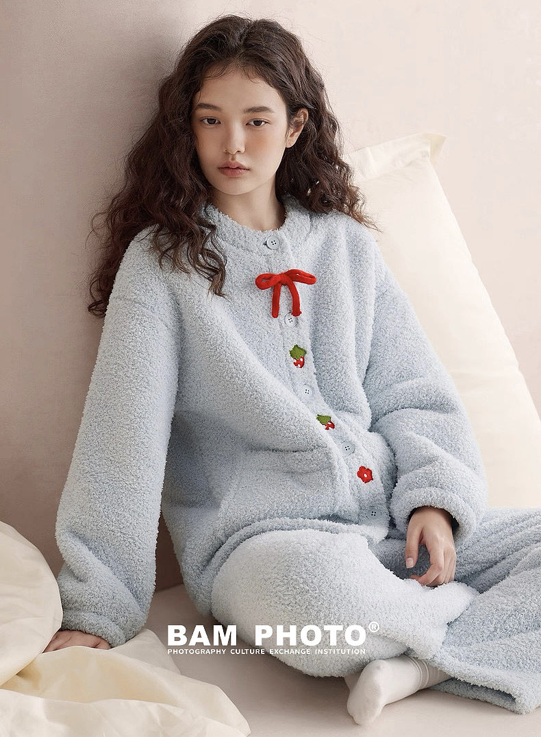 摄影｜家居服拍摄｜极简风｜氛围舒适感拍摄📸（图ZMzk5MDIwNzQw） - 品牌 - 站酷设计师和光白马工作室原创素材 - 站酷ZCOOL