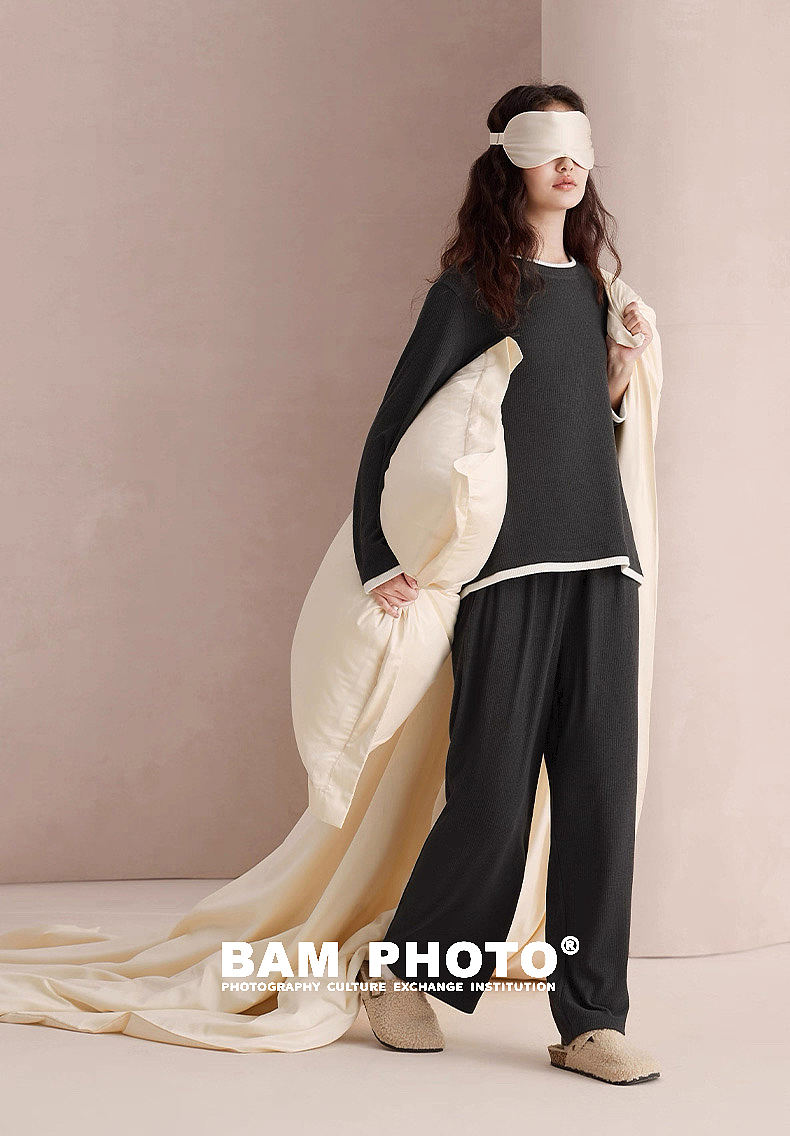 摄影｜家居服拍摄｜极简风｜氛围舒适感拍摄📸（图ZMzk5MDIwNzU2） - 品牌 - 站酷设计师和光白马工作室原创素材 - 站酷ZCOOL