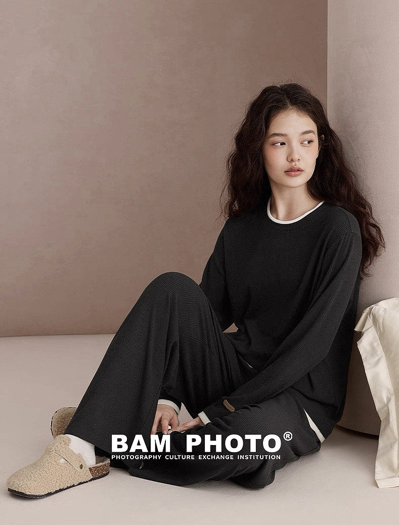 摄影｜家居服拍摄｜极简风｜氛围舒适感拍摄📸（图ZMzk5MDIwNzUy） - 品牌 - 站酷设计师和光白马工作室原创素材 - 站酷ZCOOL