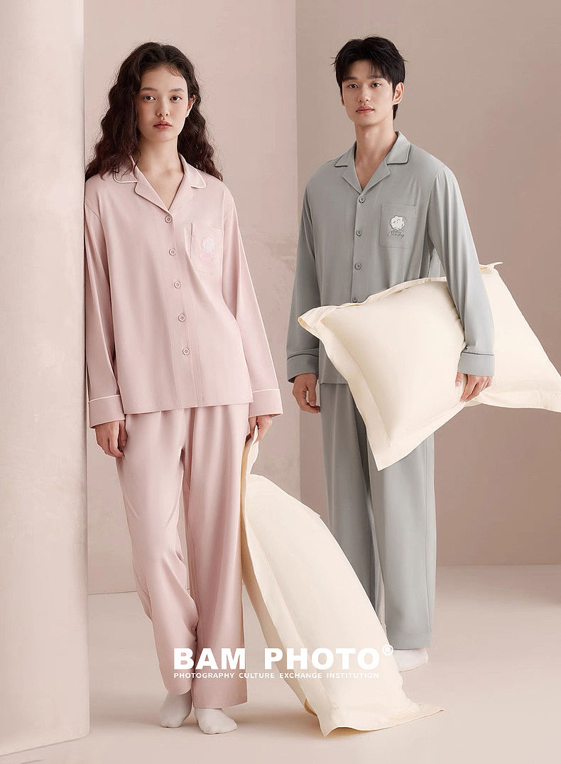 摄影｜家居服拍摄｜极简风｜氛围舒适感拍摄📸（图ZMzk5MDIwNzMy） - 品牌 - 站酷设计师和光白马工作室原创素材 - 站酷ZCOOL