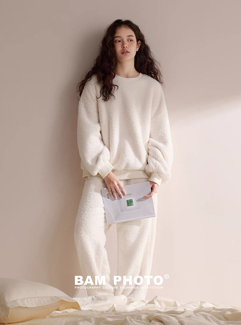 摄影｜家居服拍摄｜极简风｜氛围舒适感拍摄📸（图ZMzk5MDIwNzQ0） - 品牌 - 站酷设计师和光白马工作室原创素材 - 站酷ZCOOL