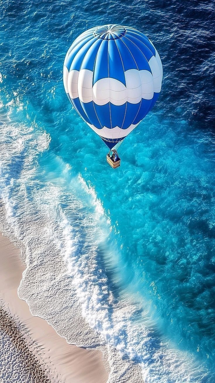热气球上的晨光：穿越大地与天空的旅行
