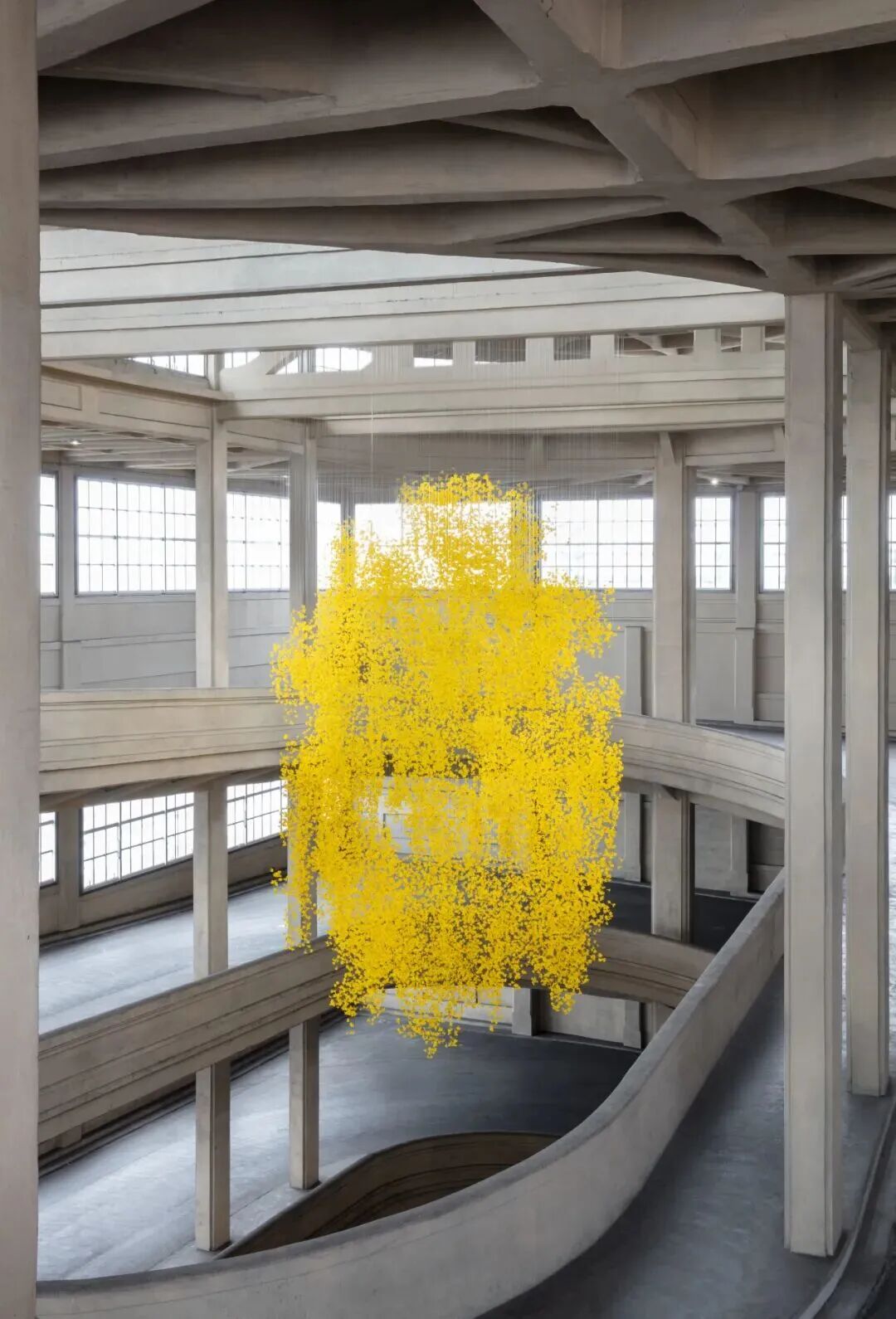 阿洛拉和卡萨迪利亚，《移植（树之幻影）》，2025年，回收PVC塑料制成的花，5.3×6×8米，“阿洛拉和卡萨迪利亚：移植（树之幻影）”展览现场，2025-2026年，阿涅利美术馆，都灵。摄影：塞巴斯蒂亚诺·佩利翁·迪佩尔萨诺。艺术家和阿涅利美术馆惠允。    