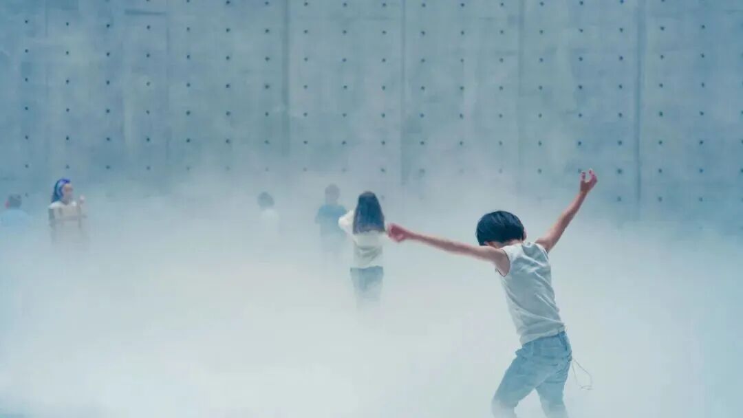 利娜·拉佩莱特，《言语》，2024年至今，表演及影像装置，尺寸可变，利娜·拉佩莱特作品《言语》的表演记录，巴黎秋季艺术节，巴黎商品交易所-皮诺收藏美术馆，2024 年。摄影：马蒂纳什·诺尔瓦伊萨斯。艺术家和巴黎商品交易所-皮诺收藏美术馆惠允 © 安藤忠雄建筑事务所、尼内和马尔卡建筑事务所、皮埃尔-安托万·加捷建筑事务所。  