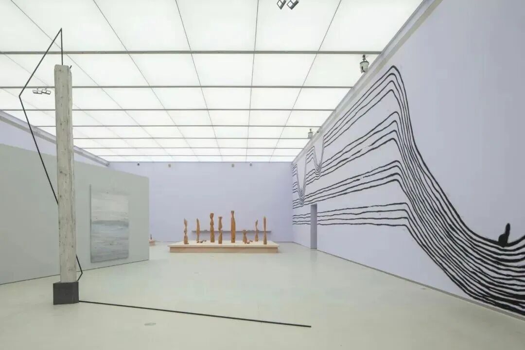 第十五届上海双年展“花儿听到蜜蜂了吗？”展览现场，上海当代艺术博物馆，2025年。