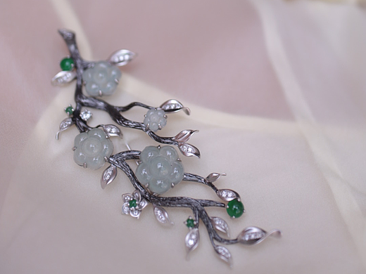 新中式珠宝-梨语香间翡翠胸针