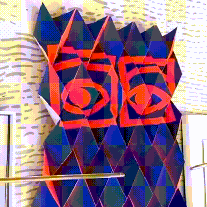 她用一张纸，就设计出年销10W册的书