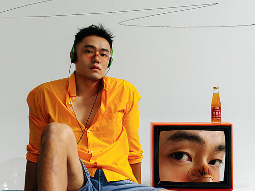 一件橘黄色衬衫