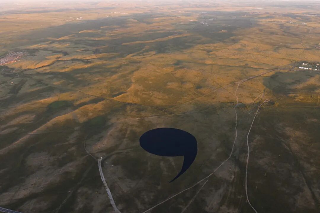 魏涛，《一个35547平米的逗号》，2025，照片由无人机拍摄