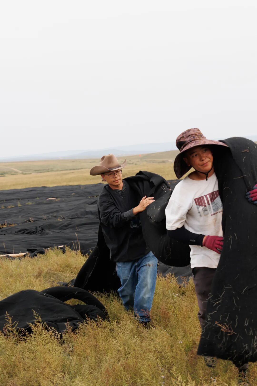 魏涛在内蒙古草原与工人们一同铺设作品中
