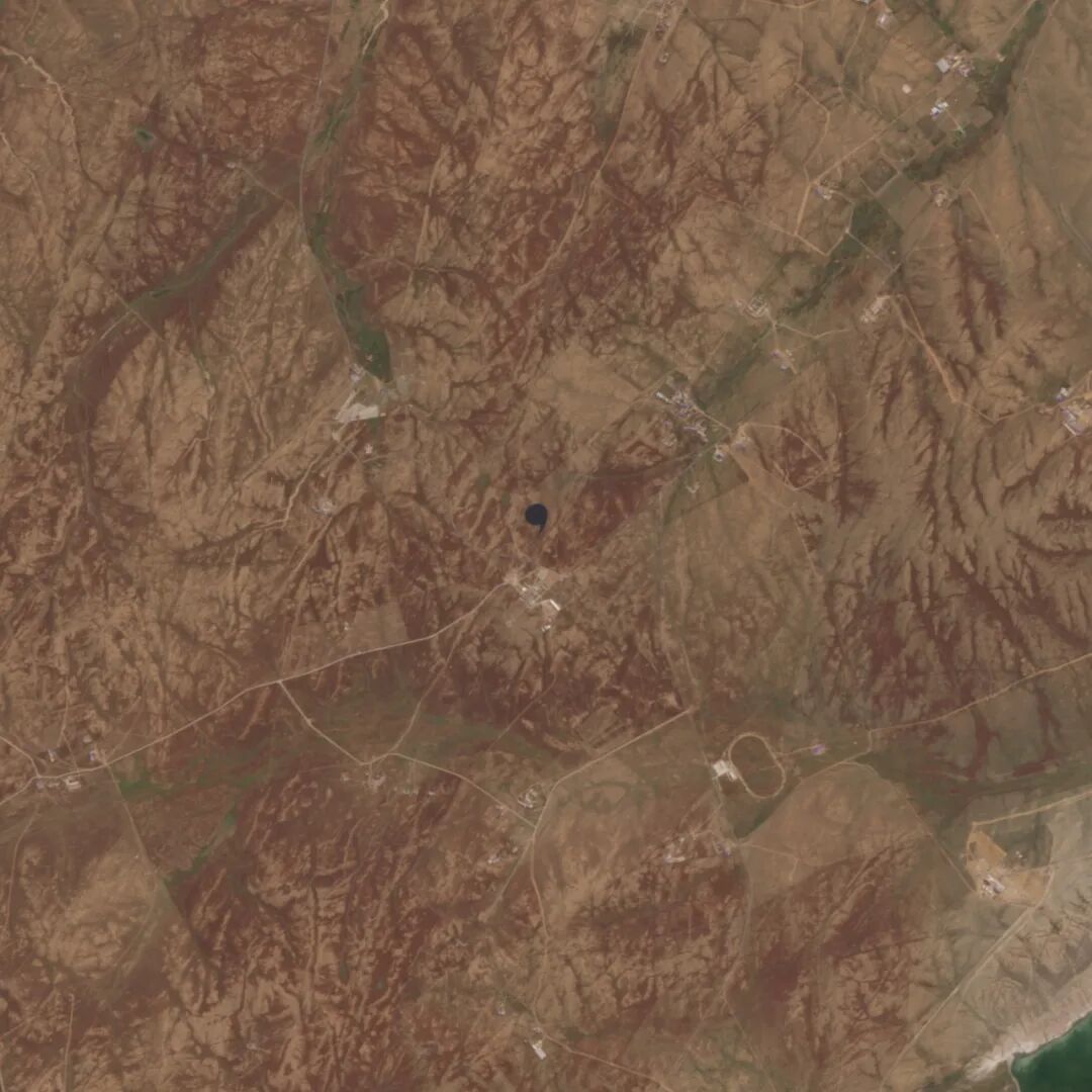 魏涛，《一个35547平米的逗号》，2025，照片由欧洲卫星Sentinel-2 L1C拍摄于2025年9月24日