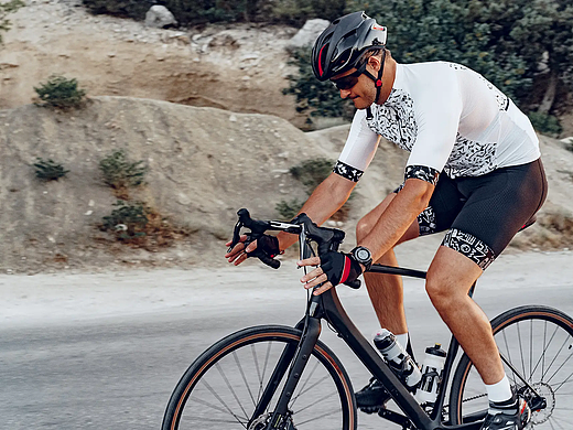 用了半年才敢说！2025智能表真相：这2款性能拉满堪比旗舰机，运动健康徒步超实用！