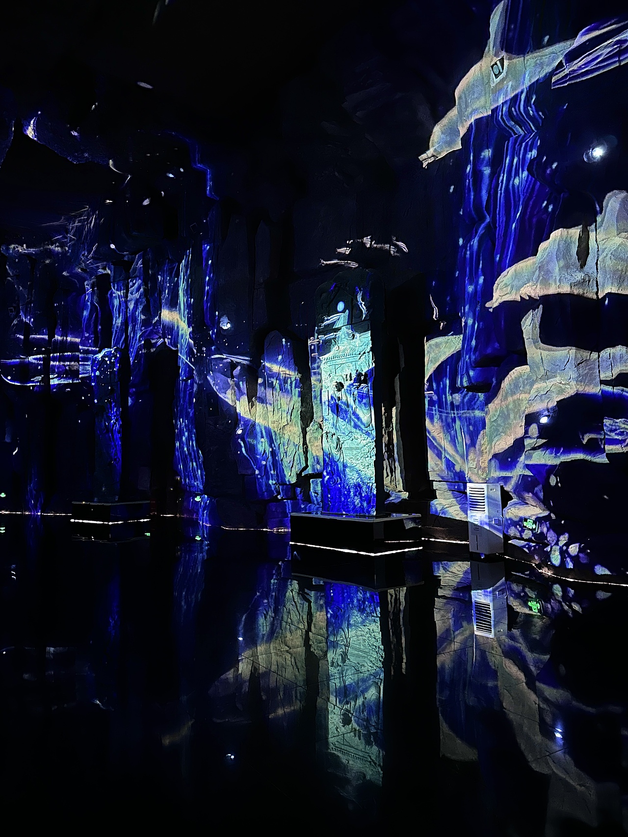 南京燕子矶达摩古洞光影秀，一场视觉盛宴（图ZMzk5MzA2NDQw） - 风光摄影 - 站酷设计师小小兵之兵原创素材 - 站酷ZCOOL