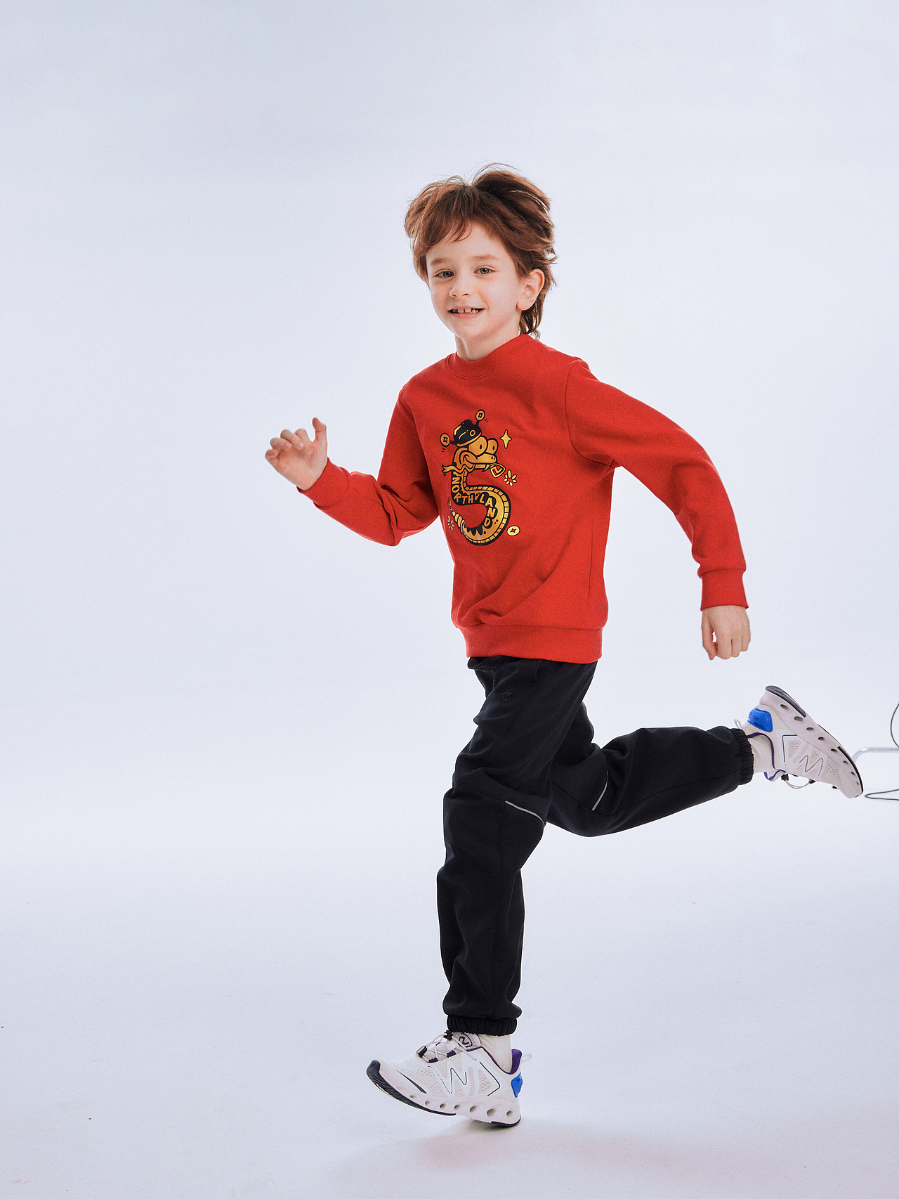 一组干净的童装拍摄