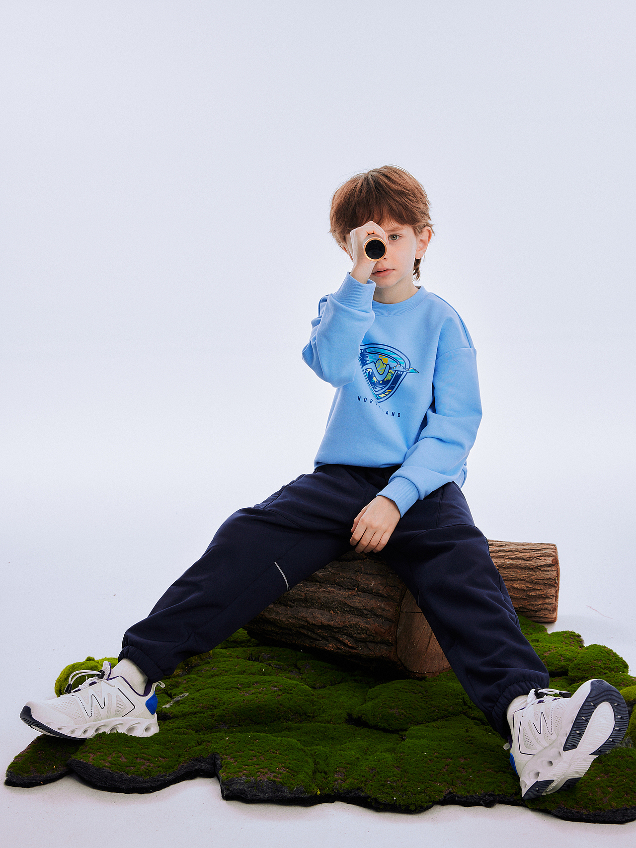 一组干净的童装拍摄