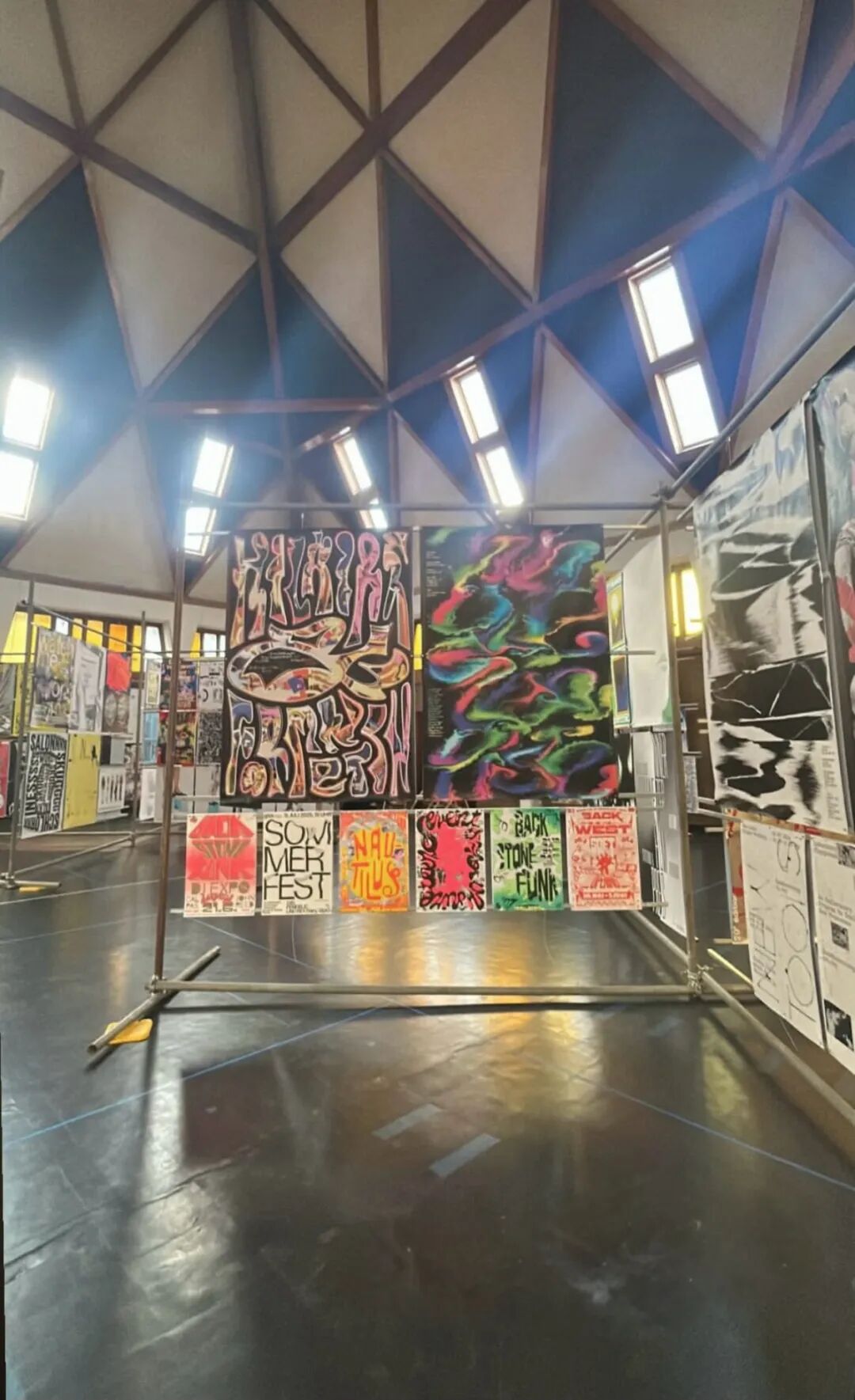 展览现场 | 2025苏格兰INTL国际海报展（图ZMTUzMDAwMjg=） - 资讯 - 站酷设计师站酷资讯原创素材 - 站酷ZCOOL