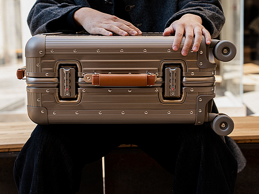 一組行李箱拍攝（個(gè)人主頁(yè)-ZNzI4NDE0MzI=） - 人像攝影 - 站酷設(shè)計(jì)師十二門(mén)徒原創(chuàng)素材 - 站酷ZCOOL