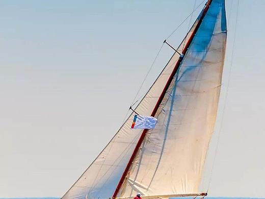 扬帆逐梦：碧海蓝天间的自由航行…