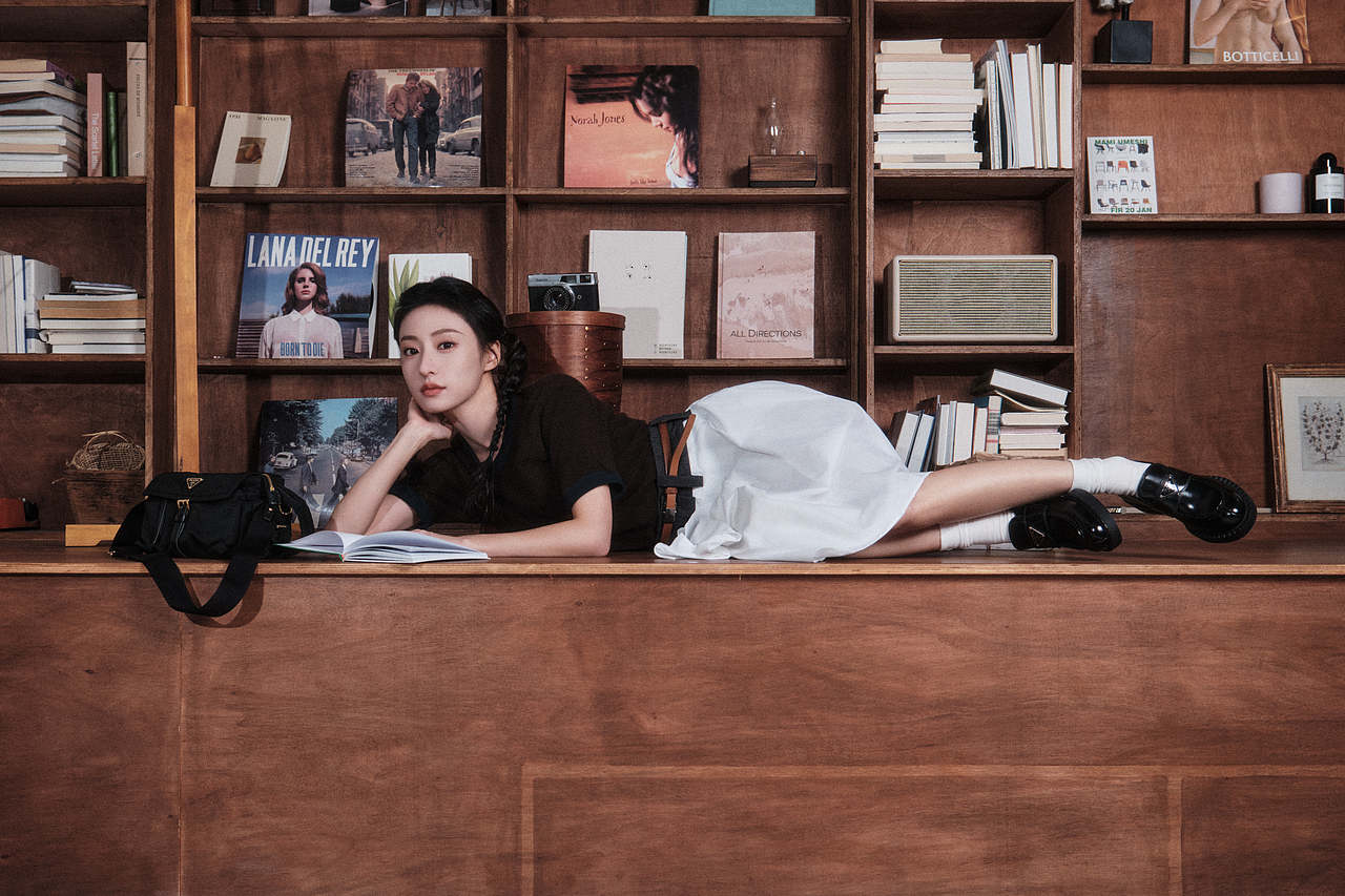 我拍的📷 「胡连馨」｜ Prada（图ZMzk5NjQ1MjI0） - 时尚/艺术摄影 - 站酷设计师_三泉_原创素材 - 站酷ZCOOL