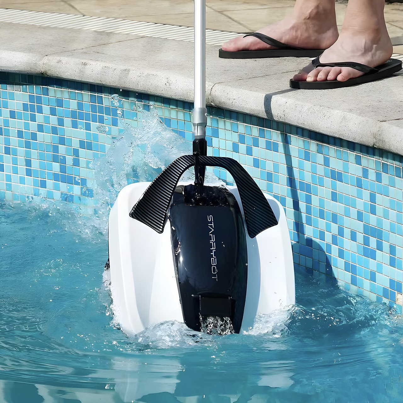 泳池清洁？交给这艘 “迷你快艇” 就够了！