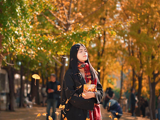 赶上秋天的落叶啦🍂