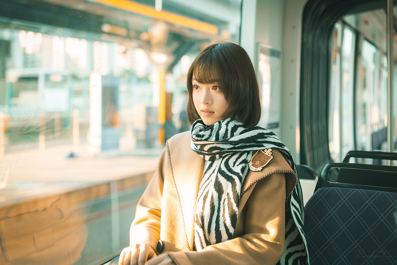 冬日电车少女（图ZMzk5NzA4NTcy） - 人像摄影 - 站酷设计师微胖凹凸曼原创素材 - 站酷ZCOOL