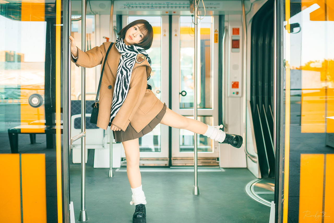 冬日电车少女（图ZMzk5NzA4NTA4） - 人像摄影 - 站酷设计师微胖凹凸曼原创素材 - 站酷ZCOOL