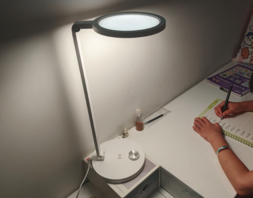 护眼台灯品牌十大排名榜单来了！精选十款热销护眼灯，好用不贵！