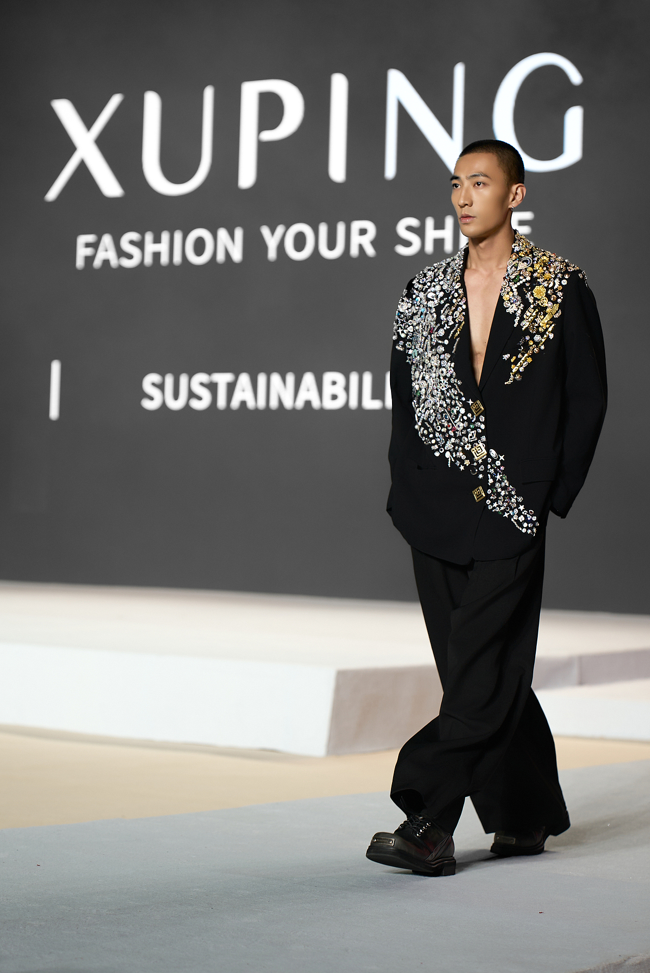 旭平之夜秀场全览|地标文化时尚 + 醒狮国风