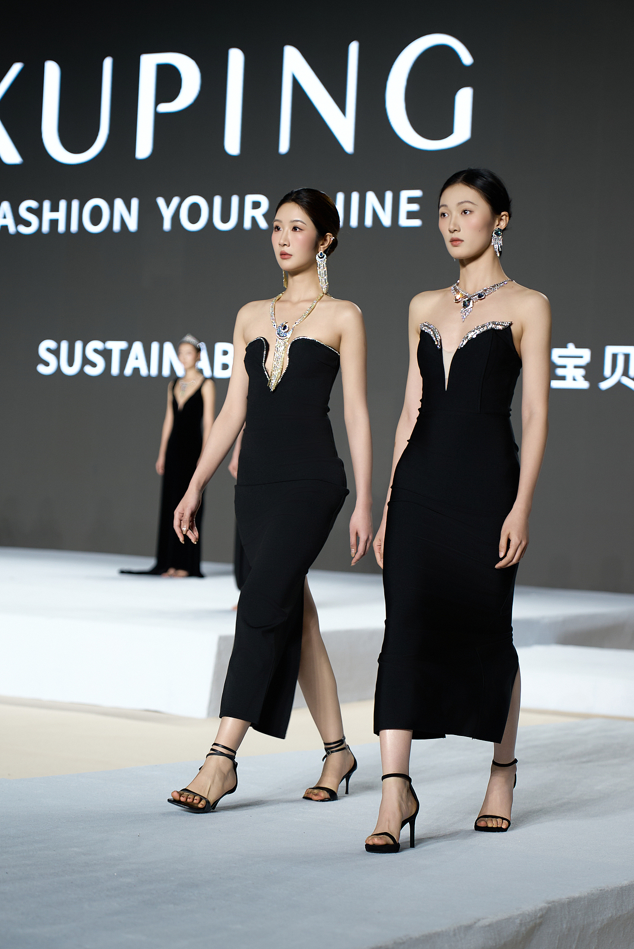 旭平之夜秀场全览|地标文化时尚 + 醒狮国风