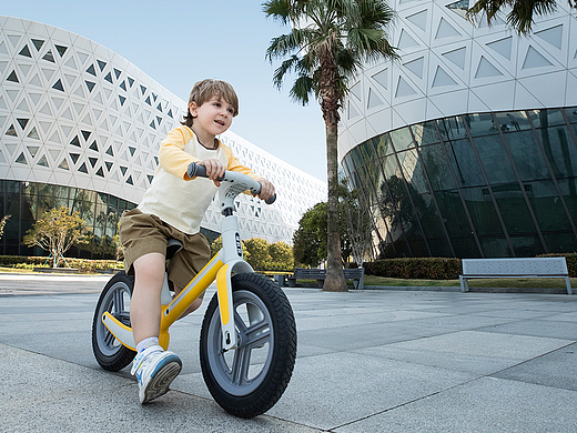 儿童滑行车拍摄