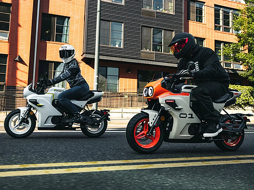 睁大眼睛的复古咖啡赛车