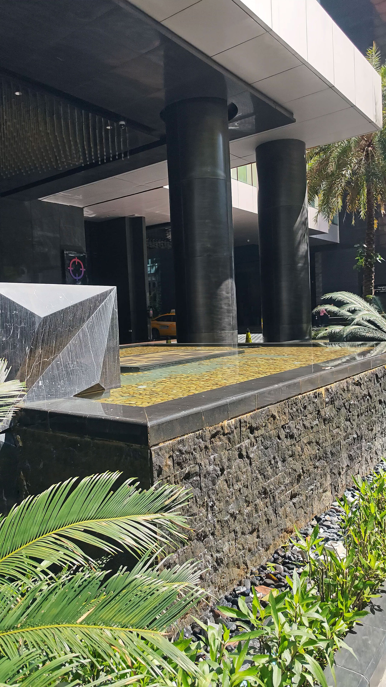 实景合成-鱼和水池（图ZNDAwMDIxNTM2） - 动画/影视 - 站酷设计师良药方治本原创素材 - 站酷ZCOOL