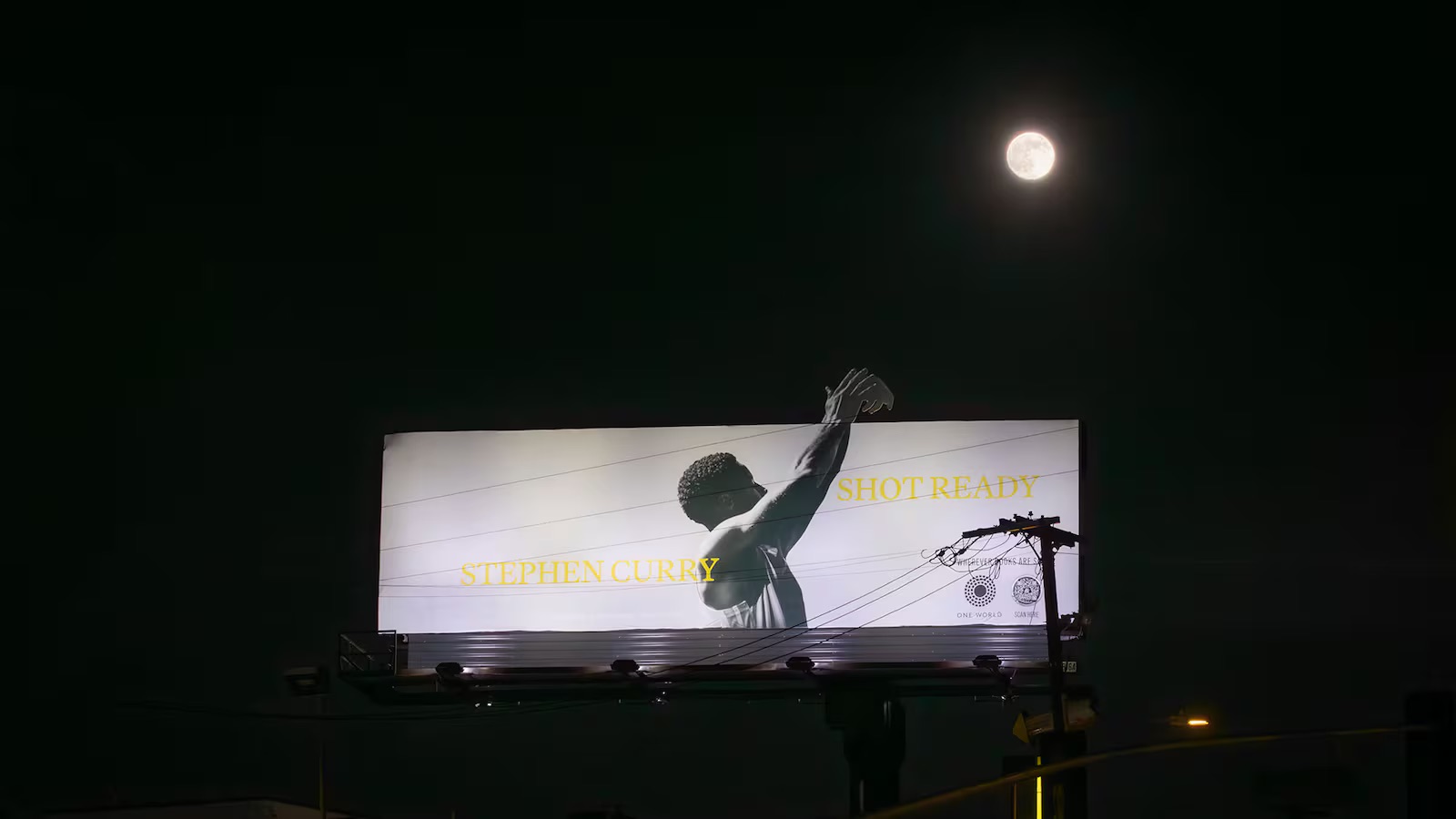 库⾥ 投中了⽉亮！