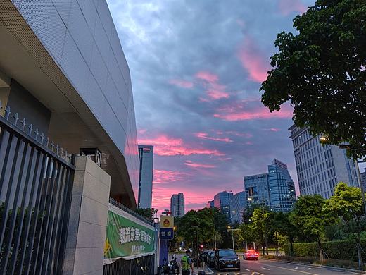 楼宇间的绯色云海