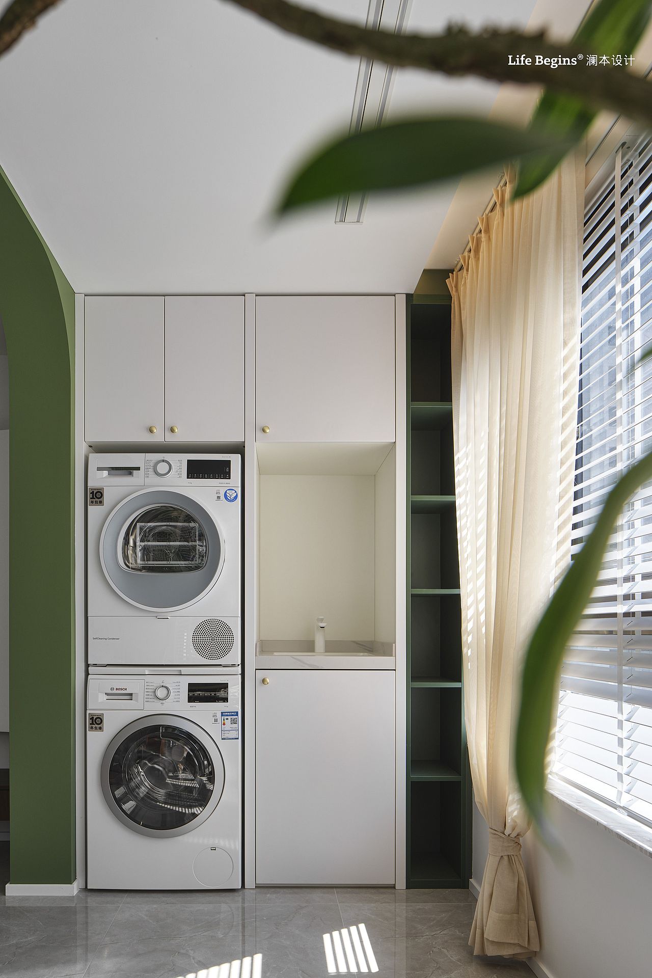 阳台的窗外,是野蛮生长的树木,四季流转,坐在屋里时刻能感受到自然的律动。