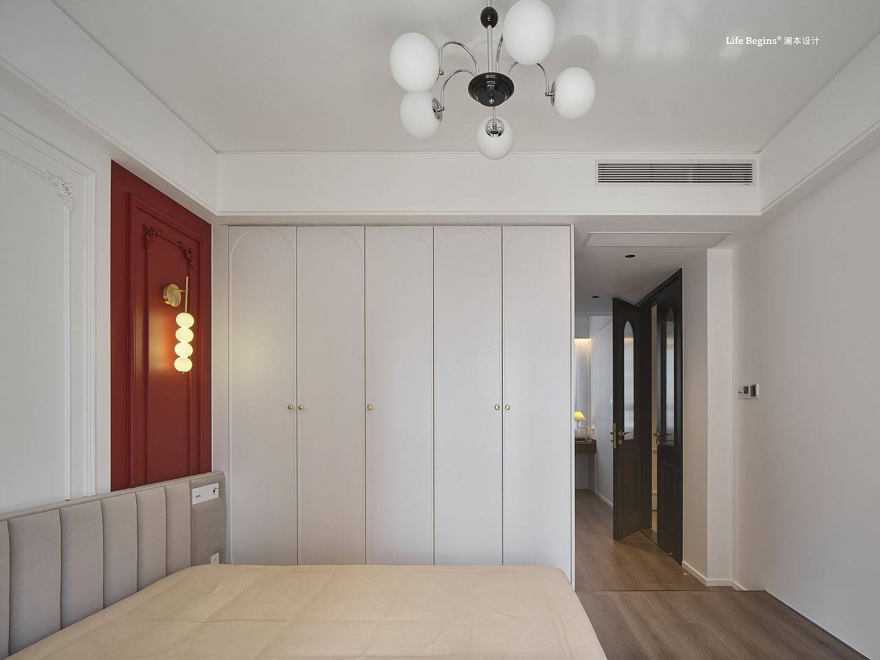 卧室、书房与卫生间围合为一处独享的天地。一扇法式双开门,以优雅的弧度悄然划分动静,既理顺了生活的轨迹,亦悄然浸润了幸福感。