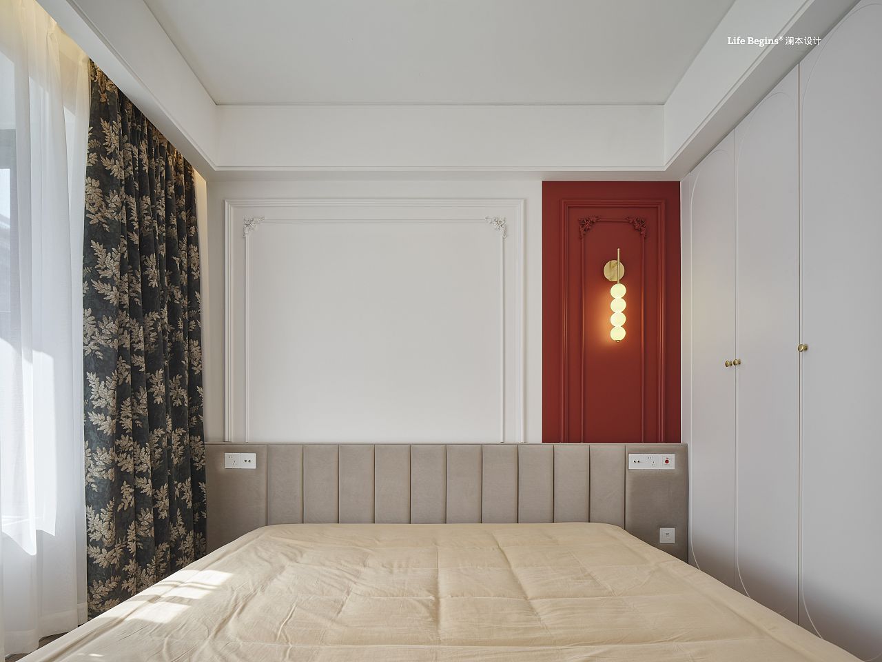 主卧延续了客厅那一抹治愈的奶油白,而床头一抹朱砂红,仿佛为空间注入了温柔的魂魄。灰色软包上,简约的雕花线条勾勒出安寝的仪式感,暖意自此弥漫开来。