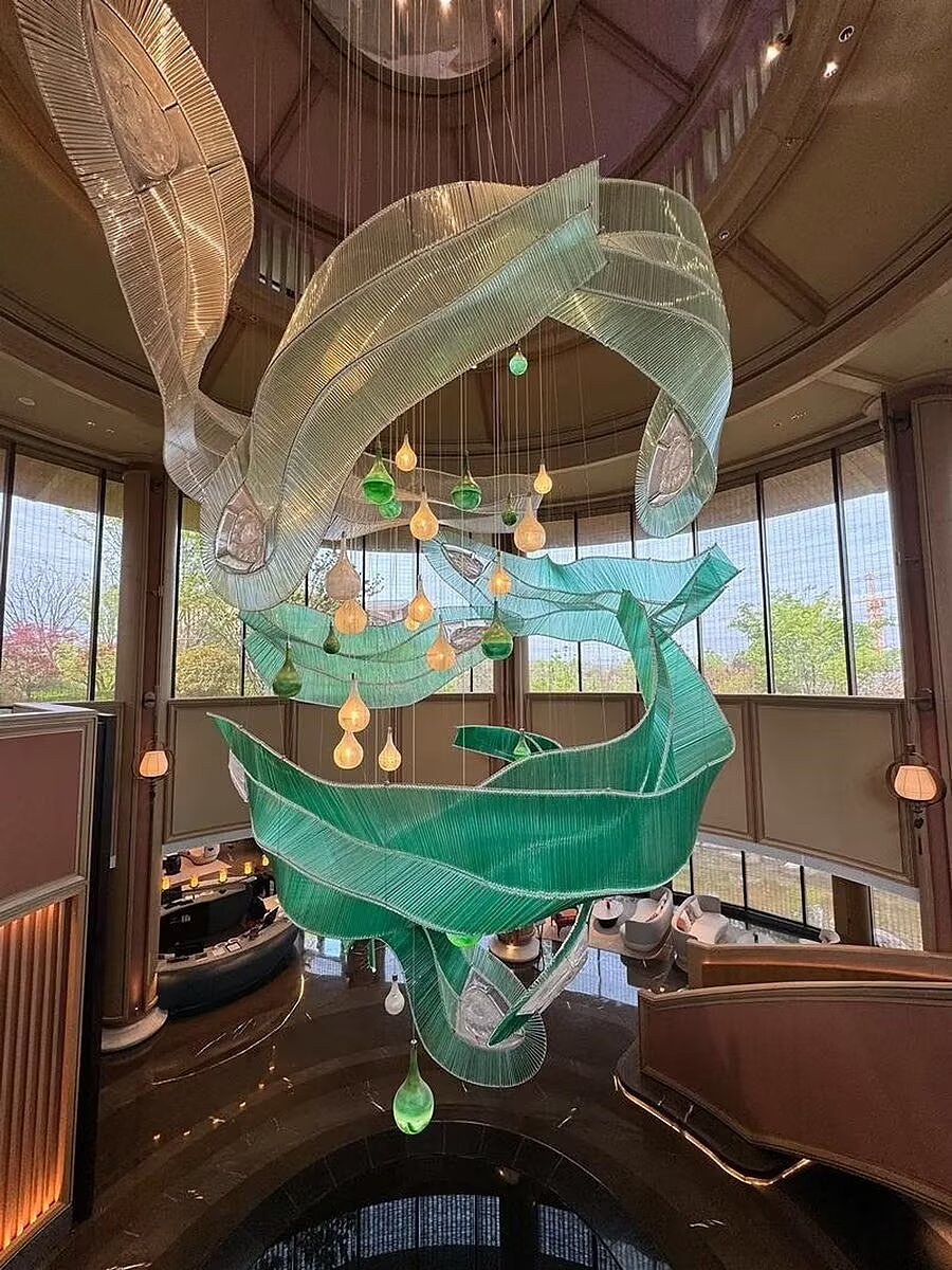 璀璨飘带灯盘旋酒店夜空，光影流转，尽显奢华格调，点（图ZNDAwMTkwMjk2） - 酒店餐饮设计 - 站酷设计师明古灯饰定制图库原创素材 - 站酷ZCOOL