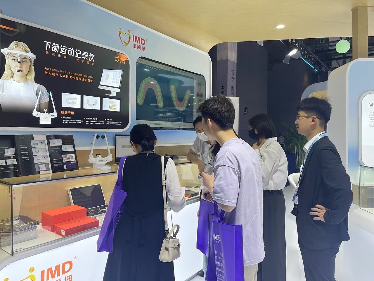 【展台设计】医疗展台:医疗属性与科技感的空间落地(图ZNDAwMzU5Nzky) - 展陈设计 - 站酷设计师云博文化传媒原创素材 - 站酷ZCOOL