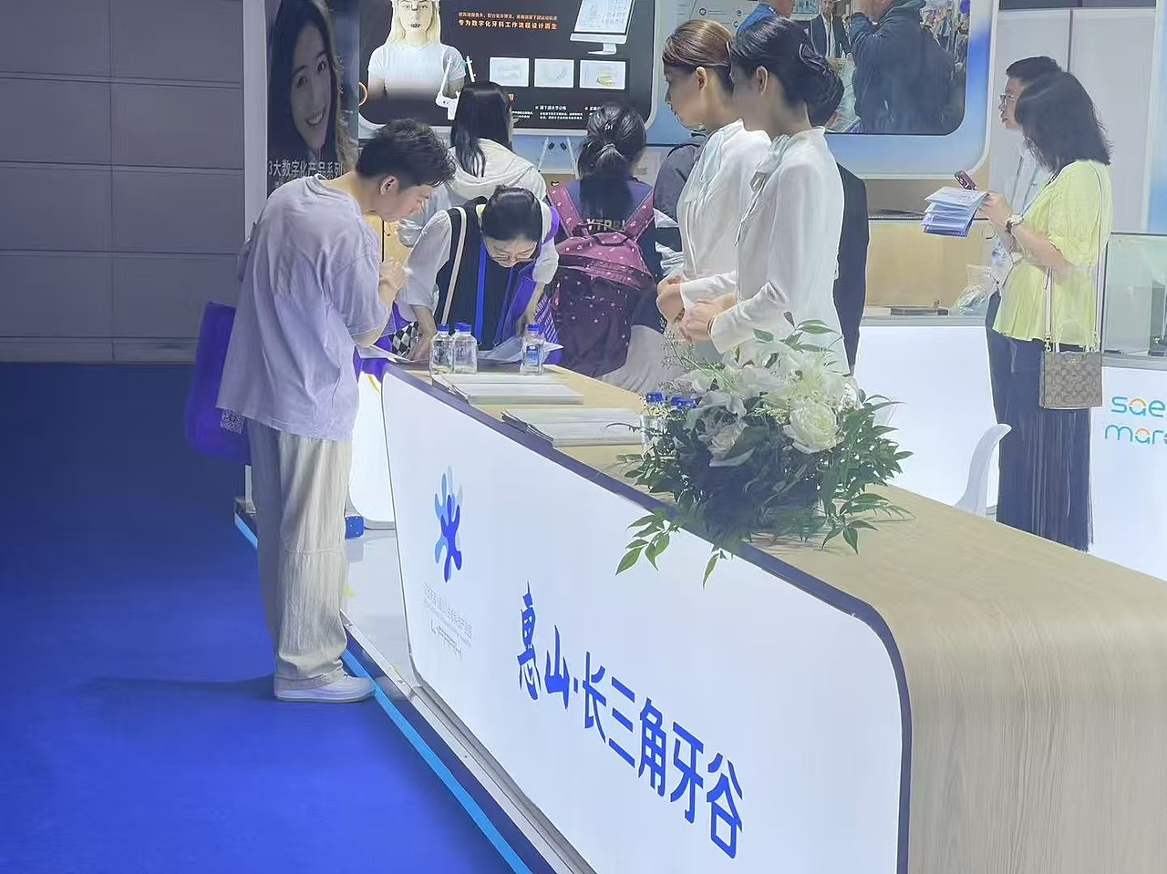 【展台设计】医疗展台:医疗属性与科技感的空间落地(图ZNDAwMzU5ODAw) - 展陈设计 - 站酷设计师云博文化传媒原创素材 - 站酷ZCOOL