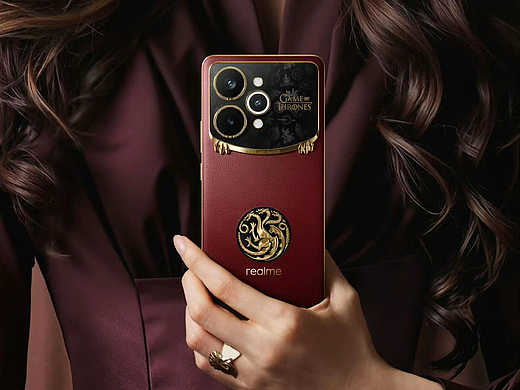 权游联名款realme 15Pro AI手持图
