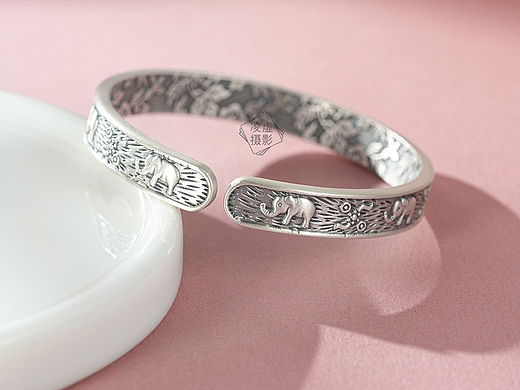 简约粉色场景银手镯拍摄