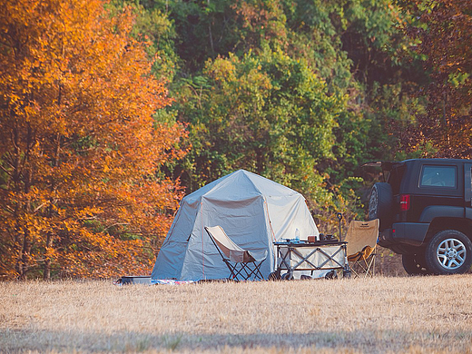 秋色中的露营地