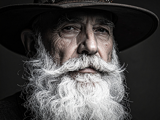 商业修图实战：从“铁丝网废片”到“高清大片”，智能移除与纹理重建全流程