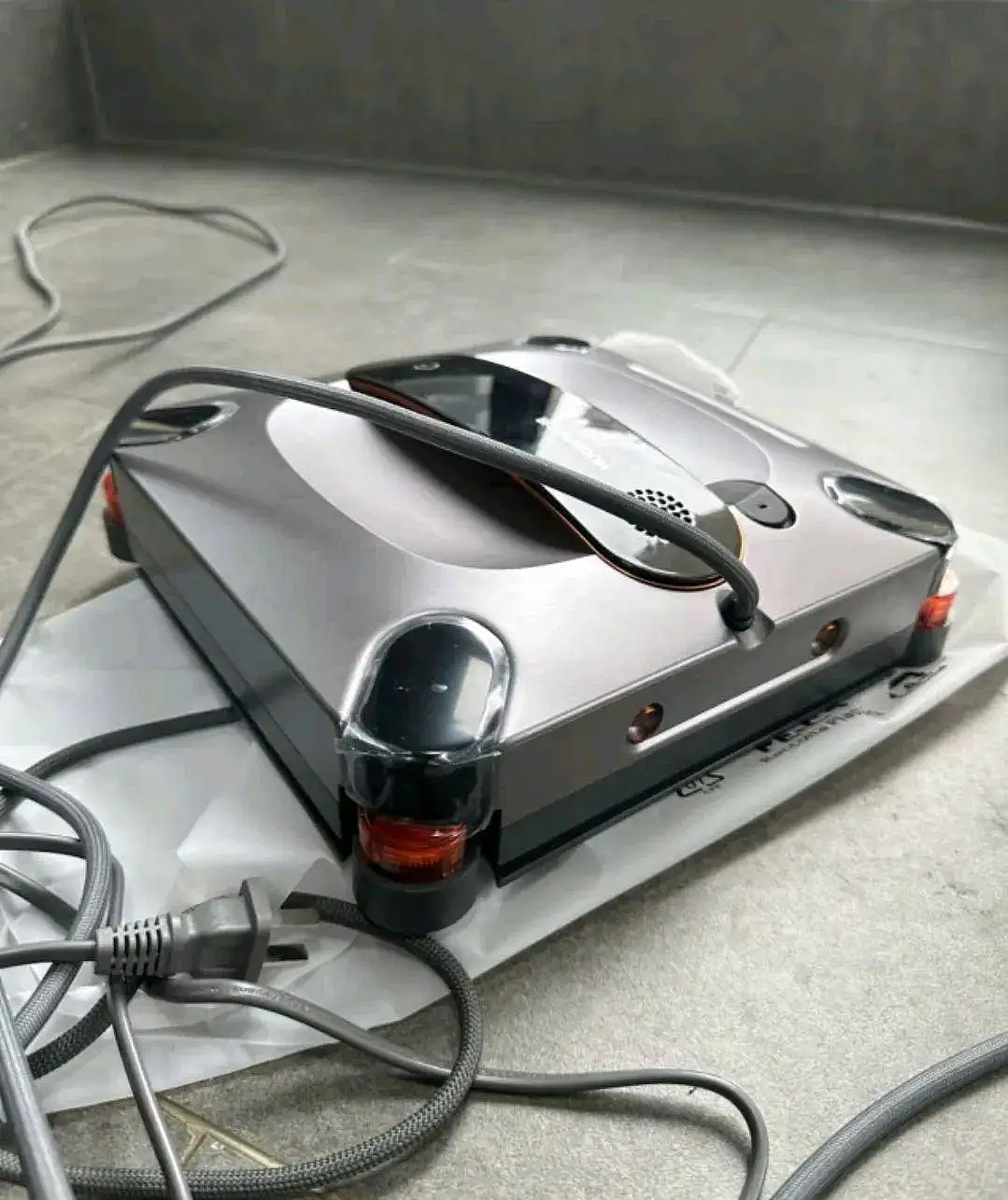 高层擦窗机器人好用吗？擦窗机器人选购入门指南（图ZNDAwNjAxOTY0） - 生活用品 - 站酷设计师番茄一号pro原创素材 - 站酷ZCOOL