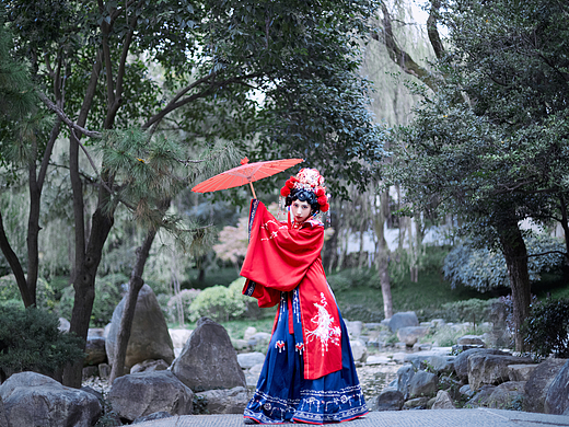 朱门石桥，红袍狮首｜戏妆冷颜，风骨藏于眉眼间✨